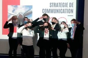 Groupe d'étudiant en présentation