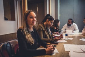 Groupe d'étudiants assis à table