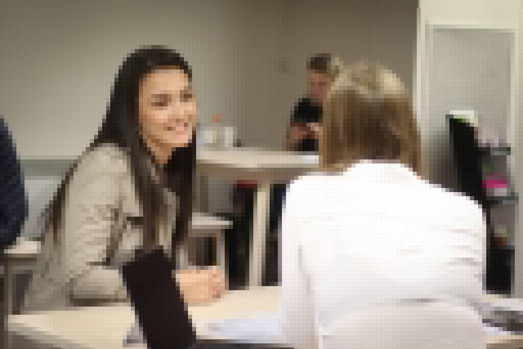 Étudiante de l'ISEFAC en entretien avec une entreprise partenaire de l'école