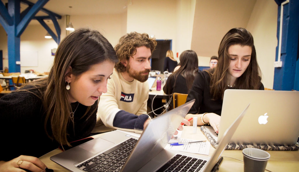 Étudiant qui planchent sur un cas de communication de crise