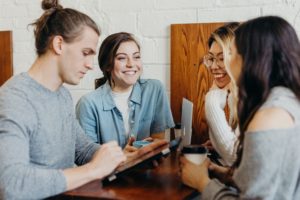 Groupe de jeunes autour d'une table
