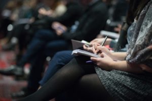 Femme assise prenant des notes