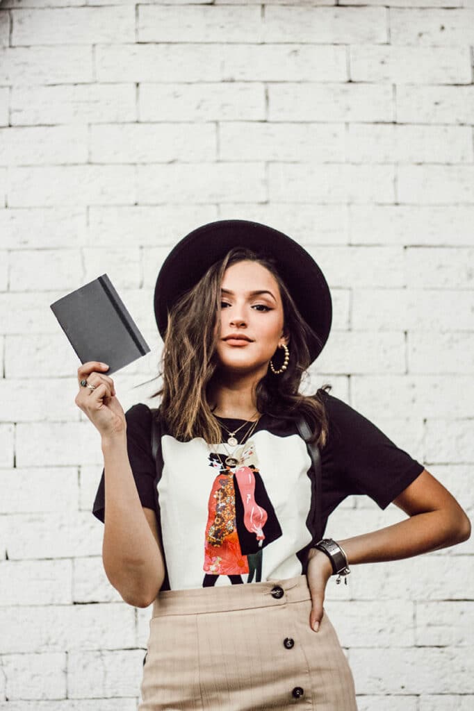 Portrait d'une jeune fille avec un chapeau