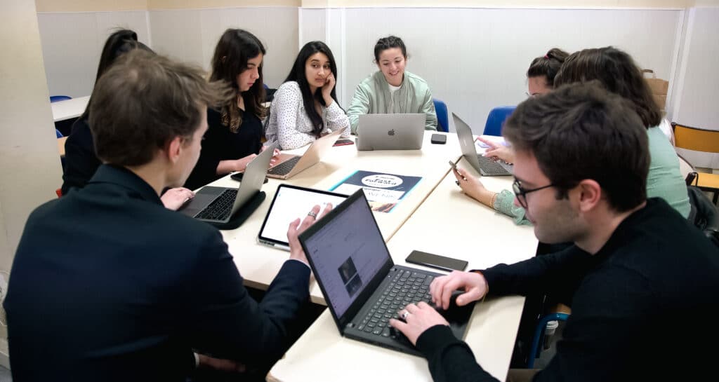 Groupe d'étudiants devant leur ordinateur