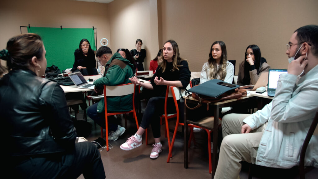 Des étudiants qui brainstorment dans une salle de cour