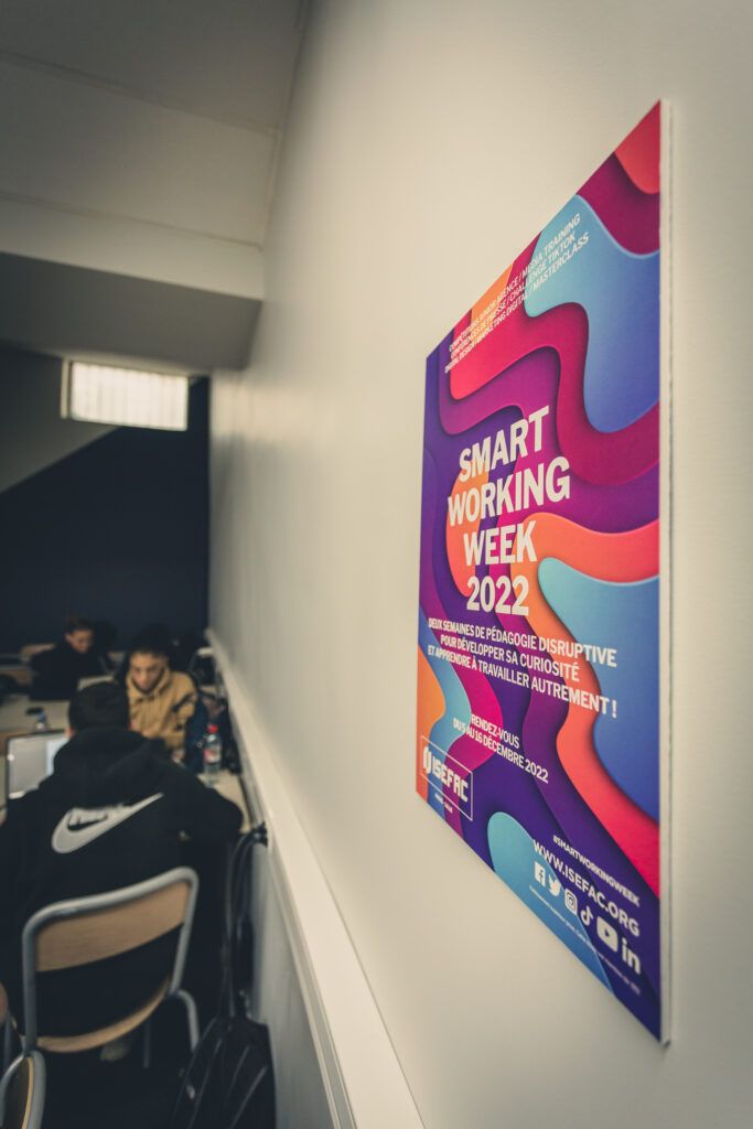 Affiche de la smart working week de l'ISEFAC sur un mur de classe