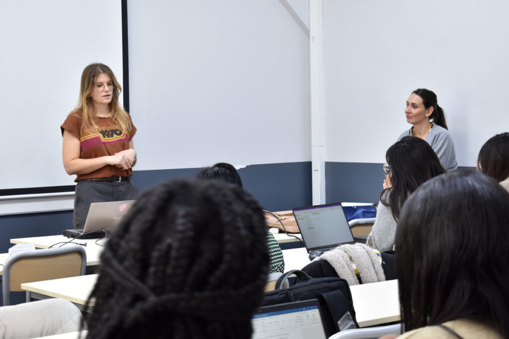 Une jeune femme donne cours dans une salle de classe