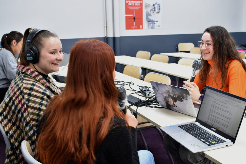 Trois étudiantes apprennent à enregistrer un podcast