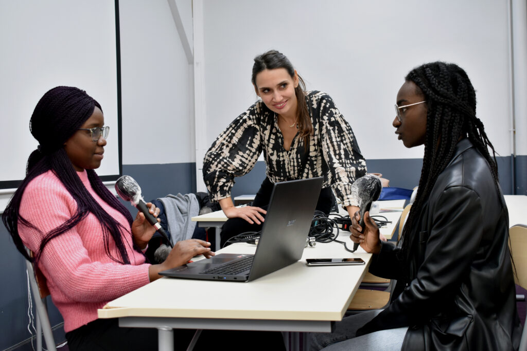 Deux étudiantes apprennent à enregistrer un podcast